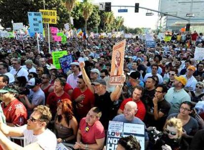 Protestas multitudinarias contra la 'Propuesta 8' en el centro de Los Ángeles