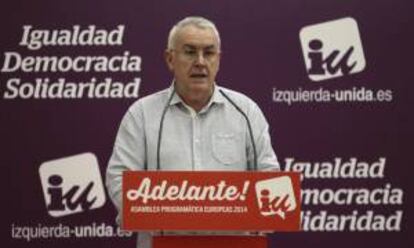 El líder de IU, Cayo Lara, durante su intervención ante el Consejo Político de la federación que se celebra hoy en un hotel madrileño para aprobar la candidatura europea de cara a las elecciones de mayo.