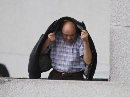 Fernández Liñares saliendo de la cárcel en 2013.