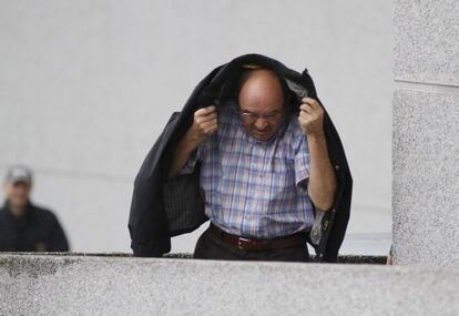 Fernández Liñares saliendo de la cárcel en 2013.