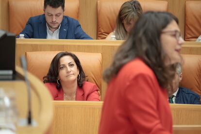 La socialista Concha Andreu observa a la entonces diputada de Podemos, Raquel Romero, durante la sesión de investidura, en agosto de 2019.