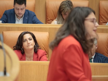 La socialista Concha Andreu observa a la entonces diputada de Podemos, Raquel Romero, durante la sesión de investidura, en agosto de 2019.