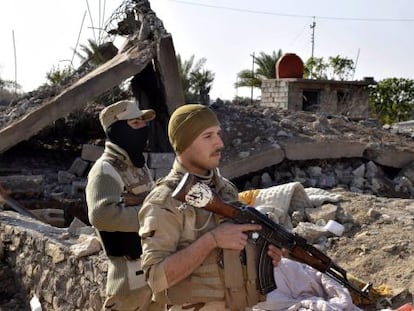 Soldados iraquíes avanzan hacia Ramadi.
