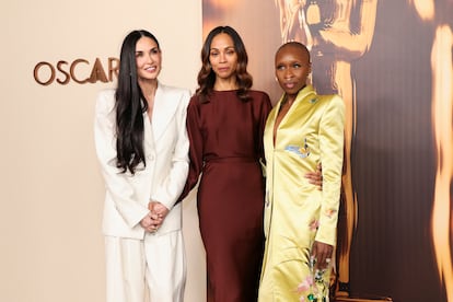 Las nominadas al Oscar Demi Moore, Cynthia Erivo y Zoe Saldaña, en un evento previo de los premios Oscar, el 25 de febrero de 2025.