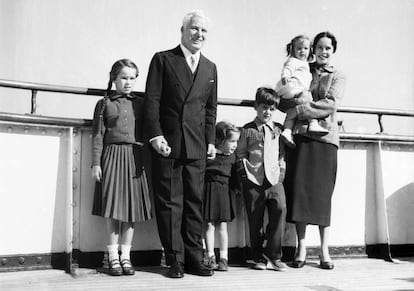 Charles Chaplin y su esposa Oona, con sus hijos Michael, Geraldine, Josepaine, y el beé Victoria a bordo de un barco en septiembre de 1952.