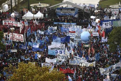 Panorámica de la movilización en Plaza de Mayo este viernes.