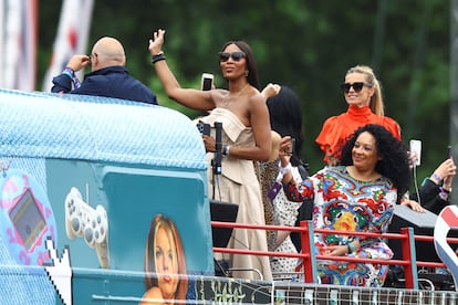 La modelo Naomi Campbell, sobre la carroza dedicada a los años noventa durante el desfile por el Jubileo de Platino de Isabel II.