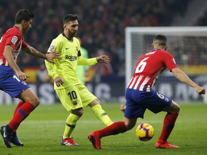 Messi, ante Rodrigo y Koke.