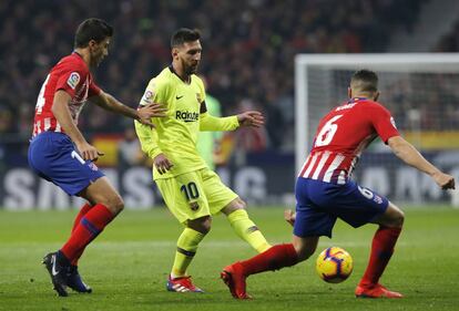 Messi, ante Rodrigo y Koke.