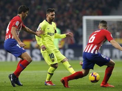 Messi, ante Rodrigo y Koke.