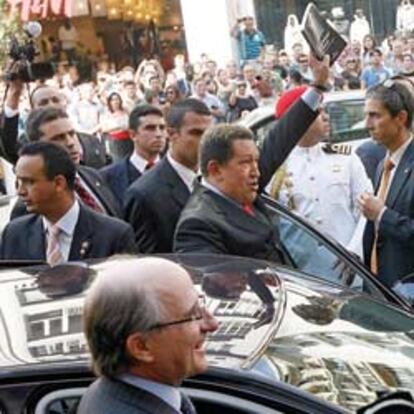 Antoni Brufau y Hugo Chávez entrando en la misma limusina