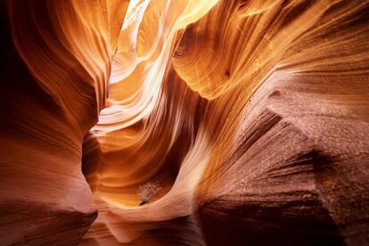 Arenisca esculpida por la erosión del agua y el viento que se ve desde el interior de uno de los cientos de cañones que rodean al lago Powell en Arizona, Estados Unidos.