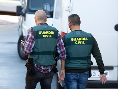 Dos agentes de la Guardia Civil en el municipio El Rincón de la Victoria, en Málaga, en una imagen de archivo.