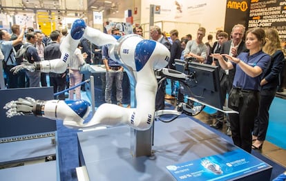 Una mujer opera un robot IBG con sensores en la feria Automatica, en Munich.