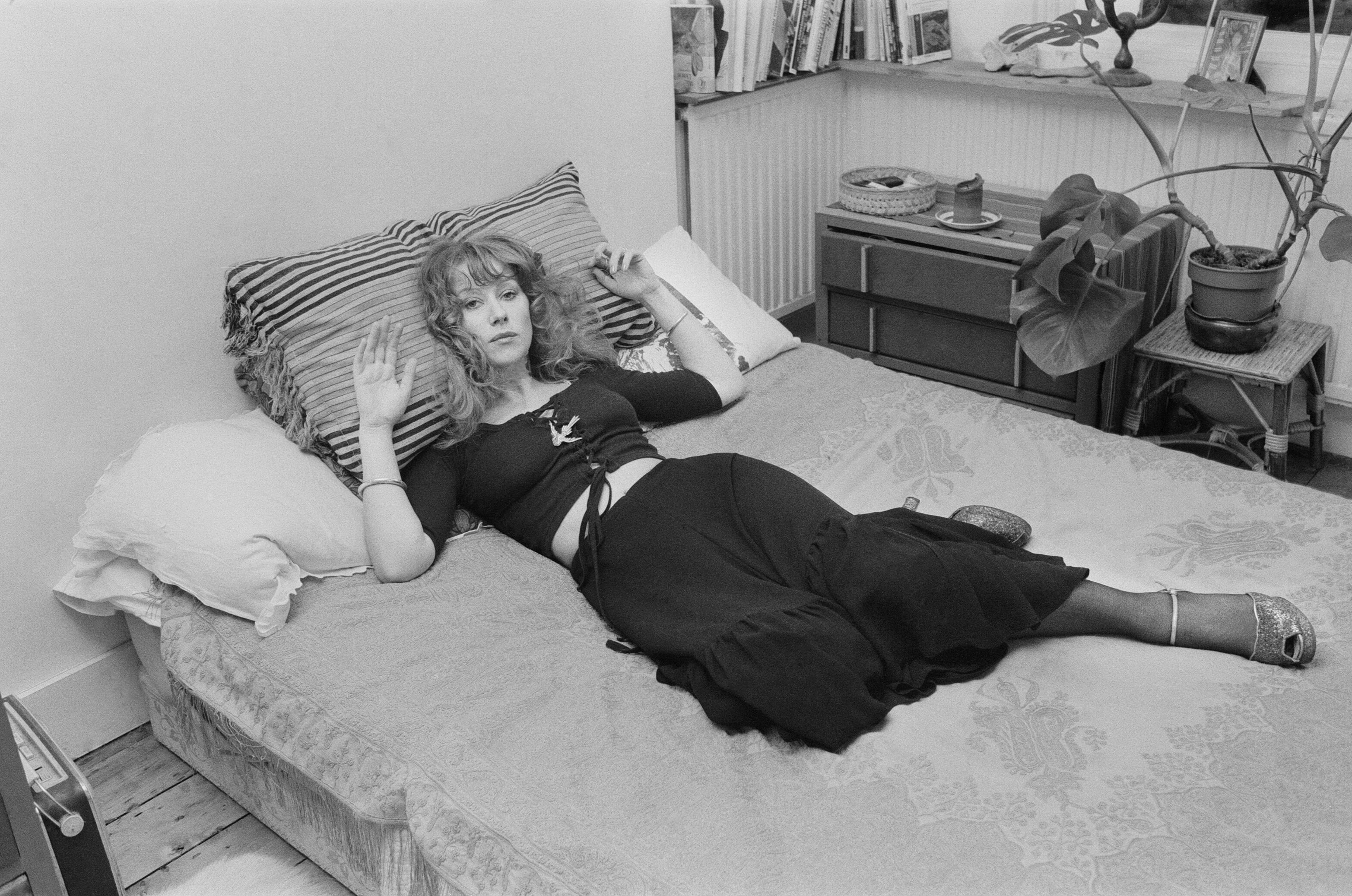 Helen Mirren, los 80 años de la gran dama del séptimo arte descendiente de la aristocracia rusa y conectada con la realeza británica 1 Helen Mirren en su casa de Fulham (Londres), el 26 de septiembre de 1975.