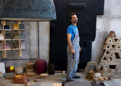 Pieter Van Ruyssel, artífice de Grond Studio, en su taller de Zaventem Ateliers. 