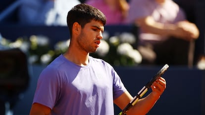 Carlos Alcaraz durante la final del Conde de Godó 2025 ante Holger Rune