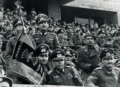 Amistoso disputado en Berlín en abril de 1942 entre Alemania y España. Empataron a uno. En la imagen, los Ultrasur desplazados para alentar a 'La Furia'