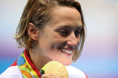 Mireia Belmonte posa con su medalla de oro.