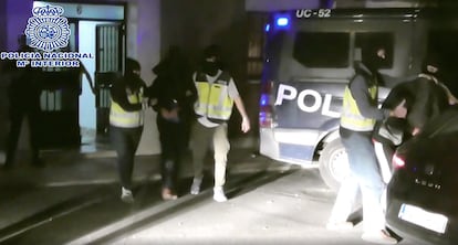 Imagen obtenida del vídeo que muestra la detención, en octubre de 2019, del presunto yihadista acusado de dirigir en España la red de propaganda del ISIS.