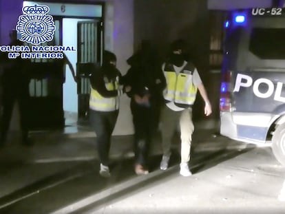 Imagen obtenida del vídeo que muestra la detención, en octubre de 2019, del presunto yihadista acusado de dirigir en España la red de propaganda del ISIS.