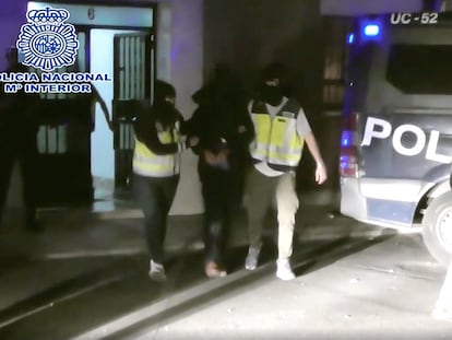 Imagen obtenida del vídeo que muestra la detención, en octubre de 2019, del presuntos yihadista acusado de dirigir en España la red de propagan del ISIS.