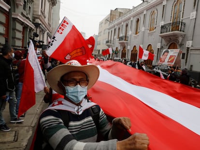 Apoiadores do candidato Pedro Castillo nesta segunda-feira em Lima, Peru.