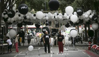 El dia sense cotxes al barri de Sant Antoni.