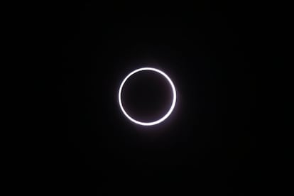 Imagen del eclipse solar anular visto desde la isla del Océano Índico de La Reunión. La luna está cubriendo parcialmente el sol y solamente se ve un anillo de fuego.