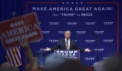 El candidato presidencial republicano Donald Trump ofrece un discurso en Aston, Pensilvania.