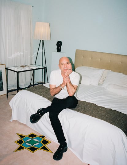 El diseñador, en su dormitorio. la lámpara es de Philippe Starck y la alfombra es del propio Burés, de  su colección 'Vol de Nuit' (1996).