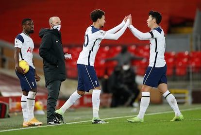 Dele Alli entra por Son durante el último Liverpool-Tottenham.