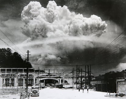 El plutonio-239 liberado por la bomba que destruyó Nagasaki y el de los ensayos posteriores de otras bombas nucleares ha dejado su rastro en el lecho marino, en las turberas, en el hielo antártico o en los anillos de los árboles, siendo un marcador clave en el inicio Antropoceno.