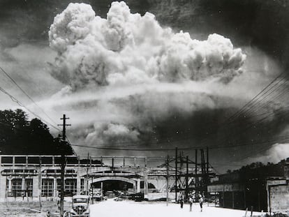 El plutonio-239 liberado por la bomba que destruyó Nagasaki y el de los ensayos posteriores de otras bombas nucleares ha dejado su rastro en el lecho marino, en las turberas, en el hielo antártico o en los anillos de los árboles, siendo un marcador clave en el inicio Antropoceno.