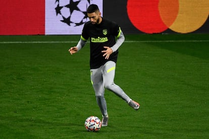 Yannick Carrasco, durante el último entrenamiento del Atlético de Madrid, en el estadio Metropolitano, previo al partido contra el Bayern de Múnich. / P.-P. Marcou  (AFP)