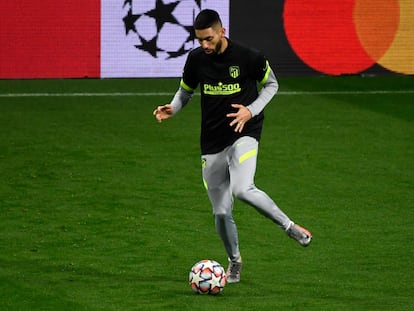 Yannick Carrasco, durante el último entrenamiento del Atlético de Madrid, en el estadio Metropolitano, previo al partido contra el Bayern de Múnich. / P.-P. Marcou  (AFP)