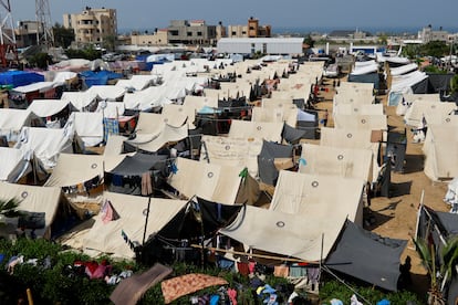 Tiendas de campaña de palestinos, que huyeron de sus casas en medio de los ataques israelíes, se despliegan en un campamento administrado por las Naciones Unidas, en Jan Yunis, al sur de la franja de Gaza.