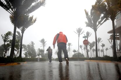 Unos hombres caminan por una calle en South Beach.