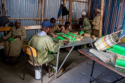 En uno de los pabellones de chapa de la escuela, en el barrio de Mekanisa, 10 de los 60 fundadores de Salu fabrican cepillos en silencio y con dedicación absoluta. Todos vivían e la calle hace 16 años, y ahora tienen un techo bajo el que resguardarse. Varios se han casado y han tenido hijos.