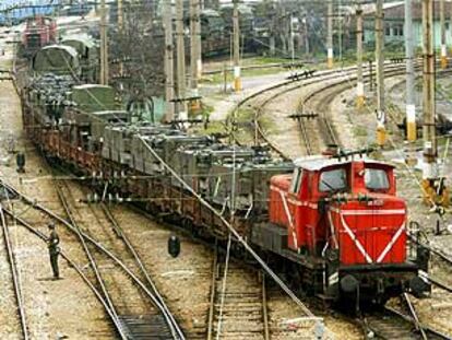 Un tren cargado con blindados del Ejército turco deja la estación de Estambul con destino a la frontera con Irak.