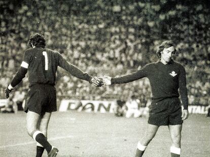 Iribar y Esnaola se saludan en la decisiva tanda de penaltis de la final de Copa de 1977.