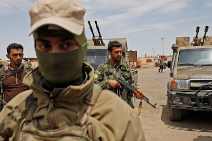 Miembros de las Fuerzas Democráticas Sirias (SDF) se reúnen en el campo petrolífero al-Tanak mientras se preparan para relanzar una campaña militar contra el grupo Estado Islámico (IS), cerca de Abu Kamal, provincia de Deir Ezzor, este de Siria.