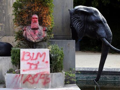 Estátua do ex-rei belga Leopoldo II é coberta por tinta vermelha com uma marca do movimento Black Lives Matter em Bruxelas, na Bélgica.