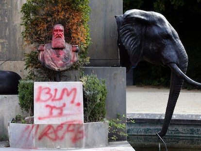 Una estatua de Leopoldo II de Bélgica pintada de rojo por manifestantes, el pasado agosto en Bruselas.