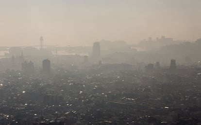 La contaminació sobre Barcelona.