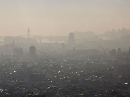 La contaminació sobre Barcelona.