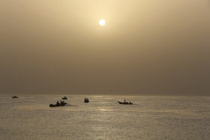 Pescadores faenan en las aguas del mar Mediterráneo en la costa de Gaza.