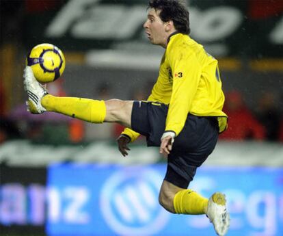 Messi controla el balón durante un partido de Liga.