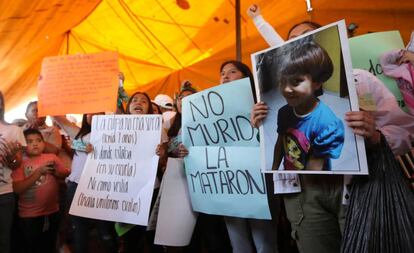 Familiares y vecinos de la niña Fátima, durante su funeral.