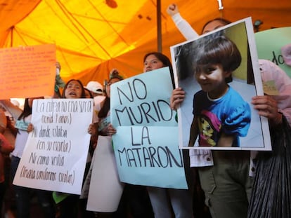 Familiares y vecinos de la niña Fátima, durante su funeral.